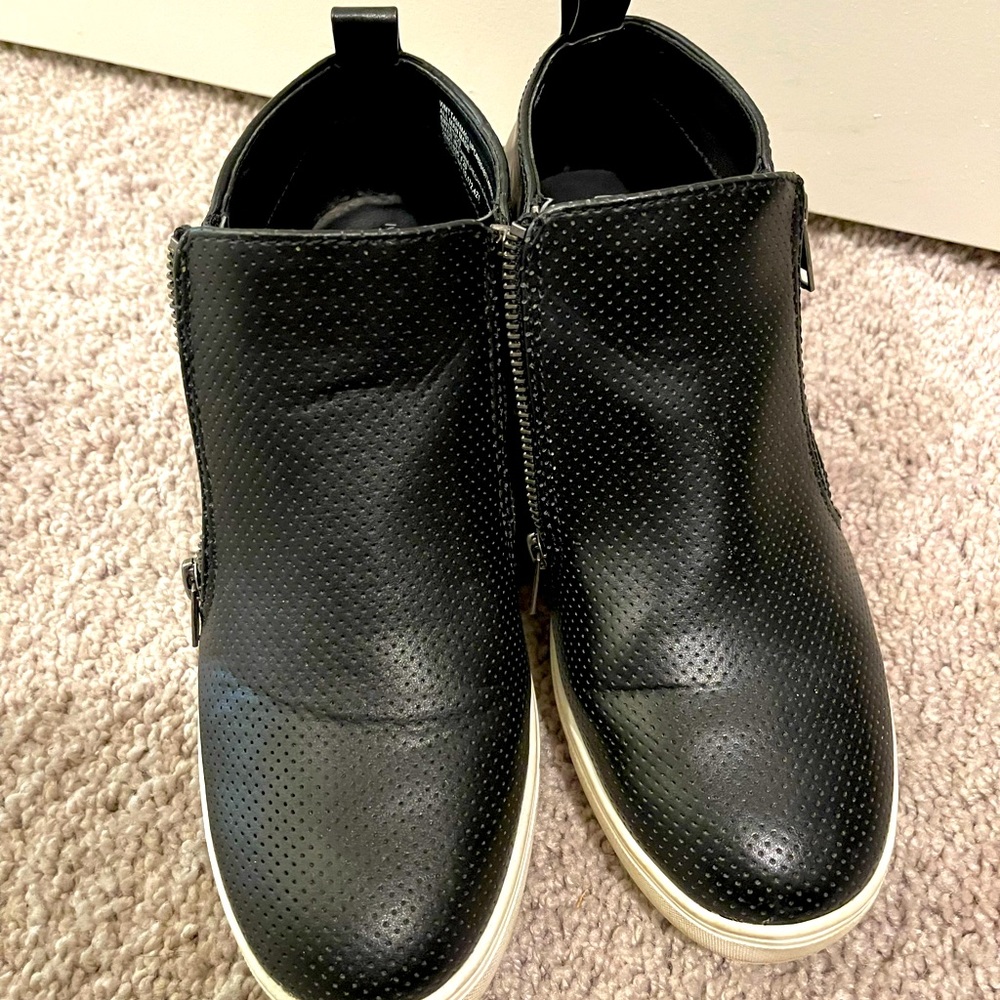 Black high tops zips on the sides
